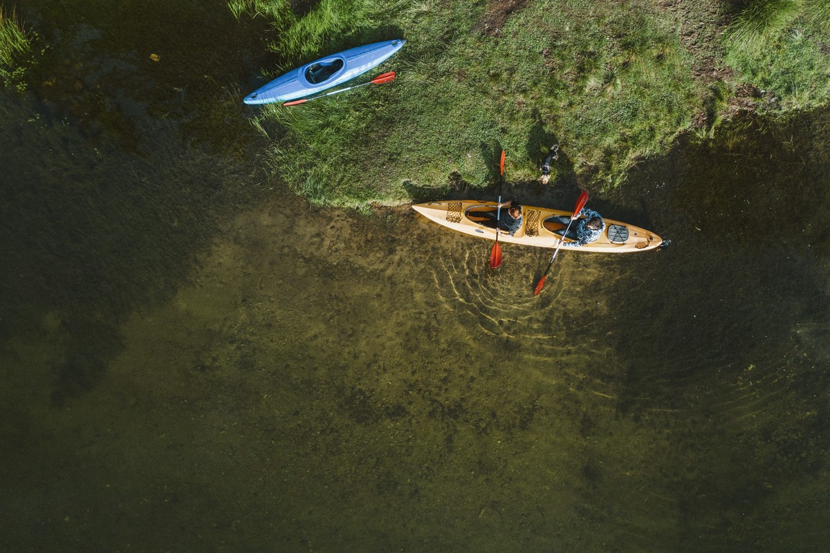 spływ kajakiem po jeziorze